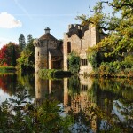 An image of Scotney castle in Kent by the waterside.